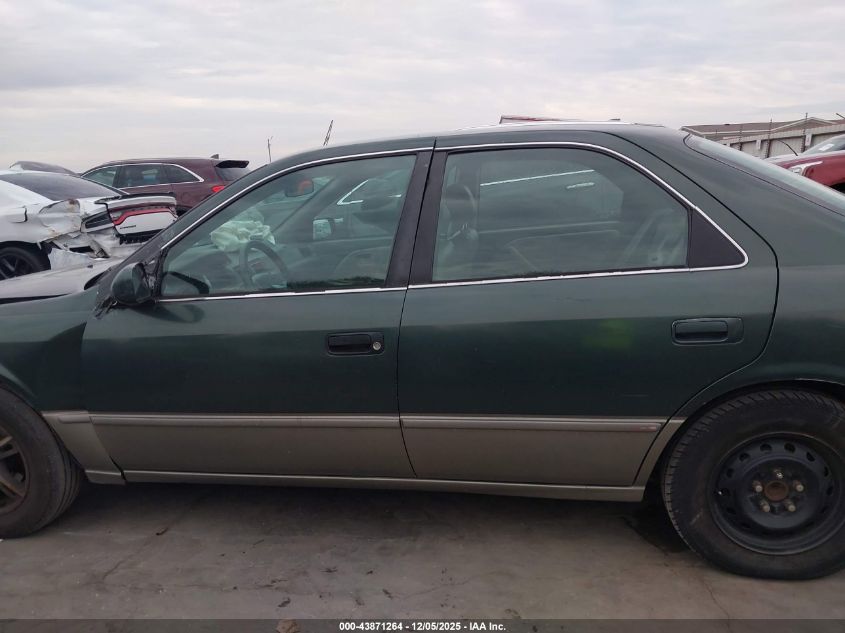 1999 Toyota Camry Le VIN: 4T1BG28K3XU591915 Lot: 43871264