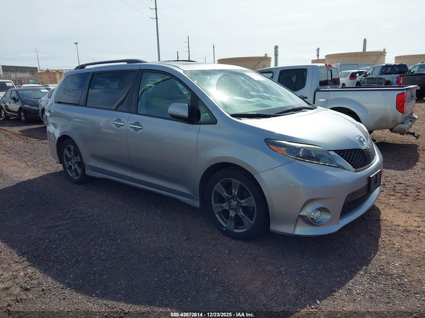 5TDXZ3DCXHS898965 2017 Toyota Sienna Se Premium 8 Passenger auction photo 1