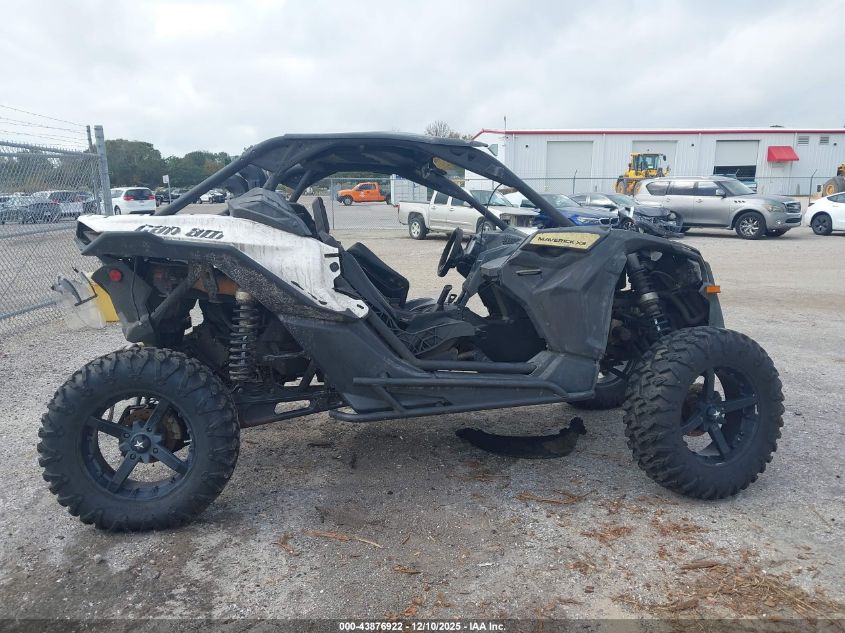 2017 Can-Am Maverick X3 Turbo R VIN: 3JBVGAW28HK000688 Lot: 43876922