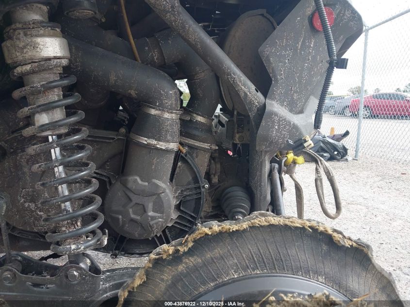 2017 Can-Am Maverick X3 Turbo R VIN: 3JBVGAW28HK000688 Lot: 43876922