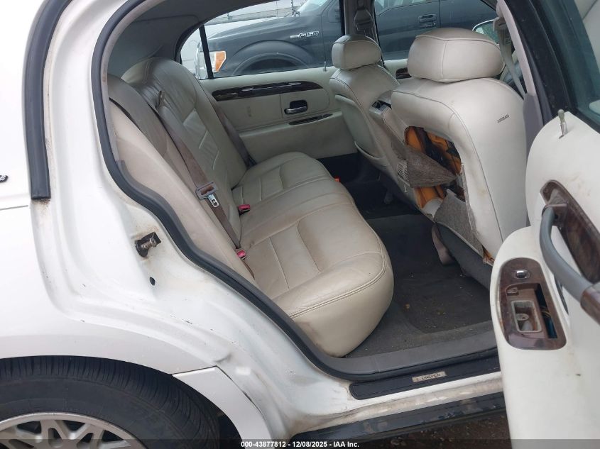 1999 Lincoln Town Car Signature VIN: 1LNFM82W4XY601370 Lot: 43877812