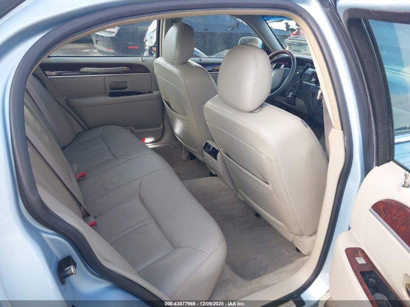 2009 Lincoln Town Car Signature Limited VIN: 2LNHM82V29X635939 Lot: 43877966