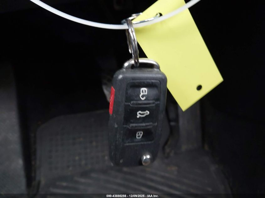 2012 Volkswagen Beetle 2.5L VIN: 3VWJX7AT8CM617677 Lot: 43880256