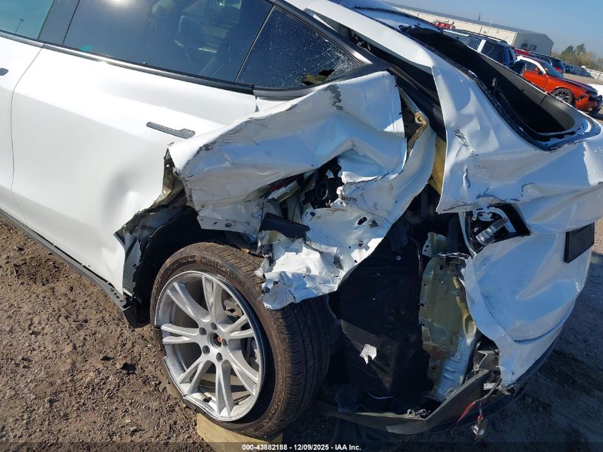 2022 Tesla Model Y Long Range Dual Motor All-Wheel Drive VIN: 7SAYGAEE8NF523903 Lot: 43882188