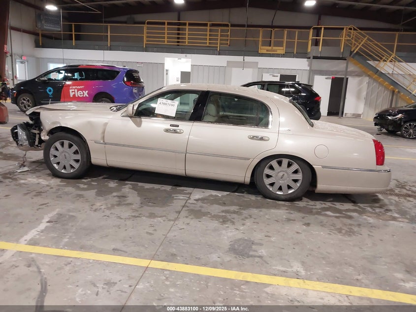1LNHM83W73Y690000 2003 LINCOLN TOWN CAR photo no. 14
