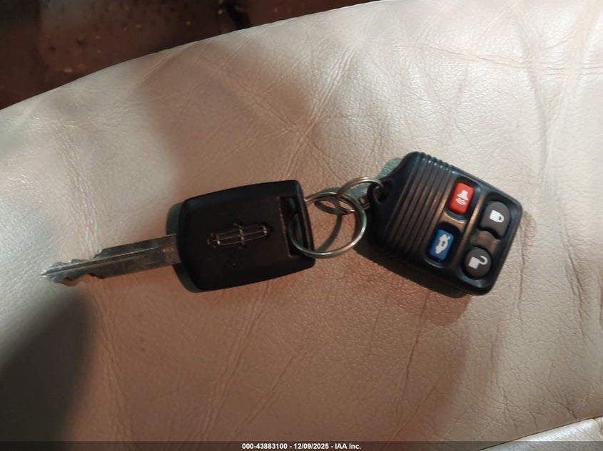 1LNHM83W73Y690000 2003 LINCOLN TOWN CAR photo no. 11