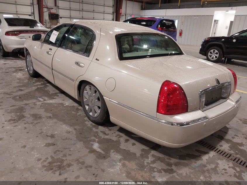 1LNHM83W73Y690000 2003 LINCOLN TOWN CAR photo no. 3