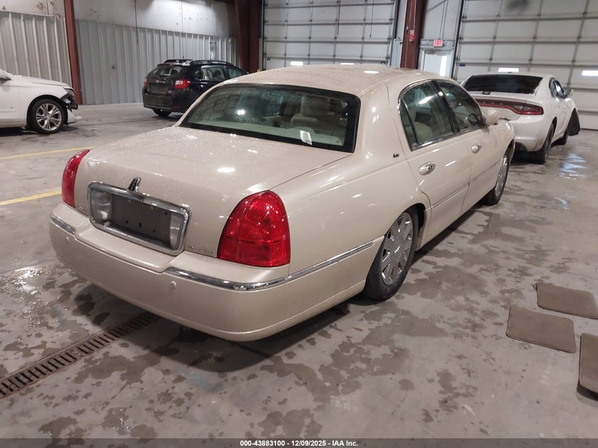 1LNHM83W73Y690000 2003 LINCOLN TOWN CAR photo no. 4