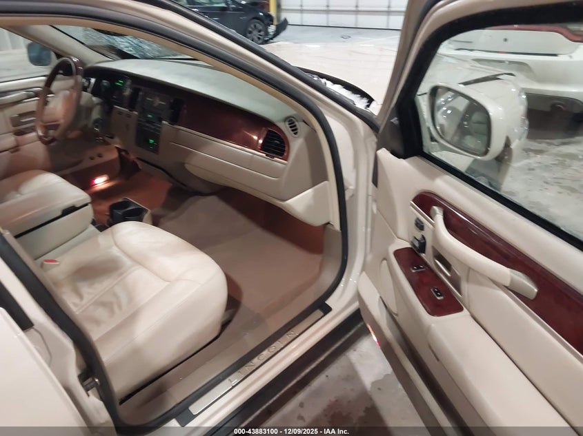 1LNHM83W73Y690000 2003 LINCOLN TOWN CAR photo no. 5