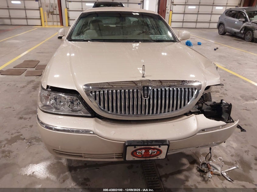 1LNHM83W73Y690000 2003 LINCOLN TOWN CAR photo no. 6