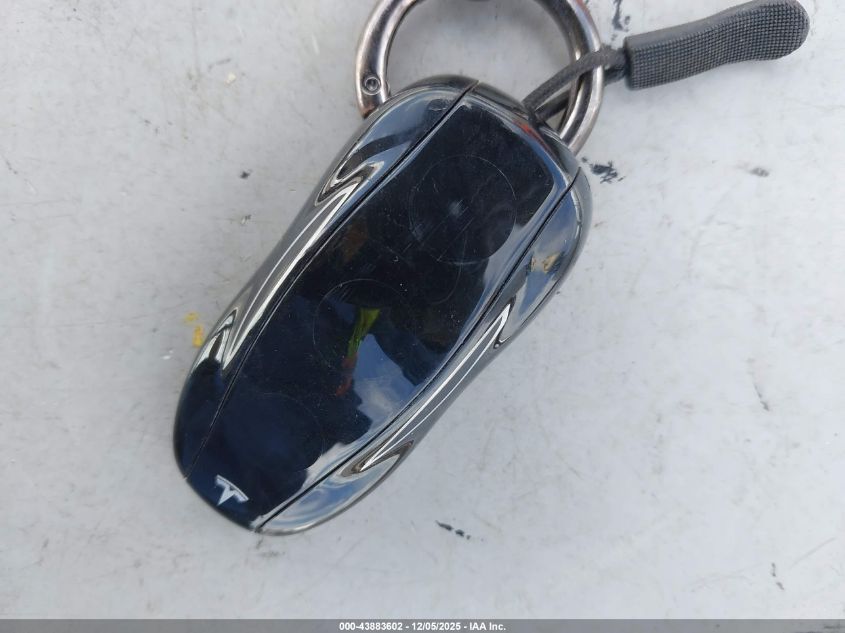 2013 Tesla Model S Performance VIN: 5YJSA1CP6DFP05557 Lot: 43883602