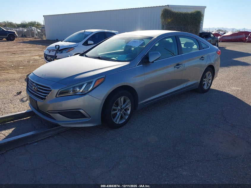5NPE24AF2HH493477 2017 HYUNDAI SONATA photo no. 2