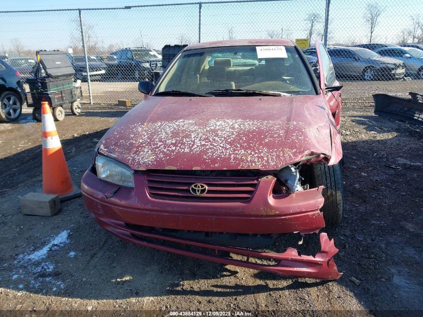 1998 Toyota Camry Le VIN: 4T1BG22K2WU842771 Lot: 43884129