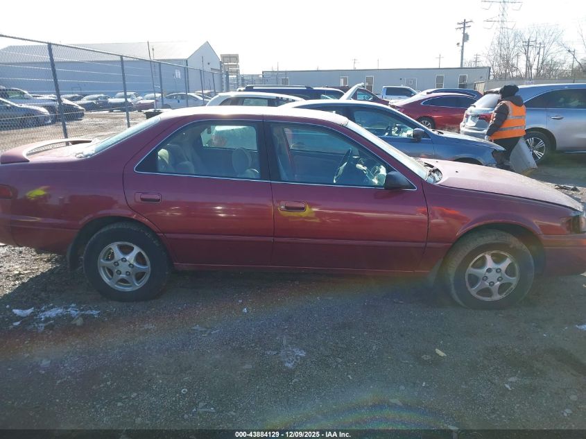 1998 Toyota Camry Le VIN: 4T1BG22K2WU842771 Lot: 43884129