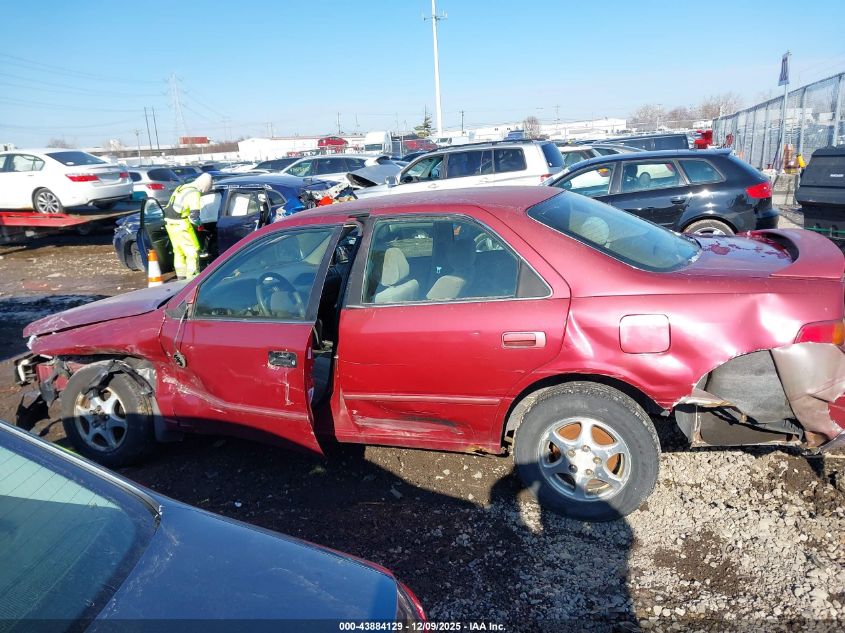 1998 Toyota Camry Le VIN: 4T1BG22K2WU842771 Lot: 43884129