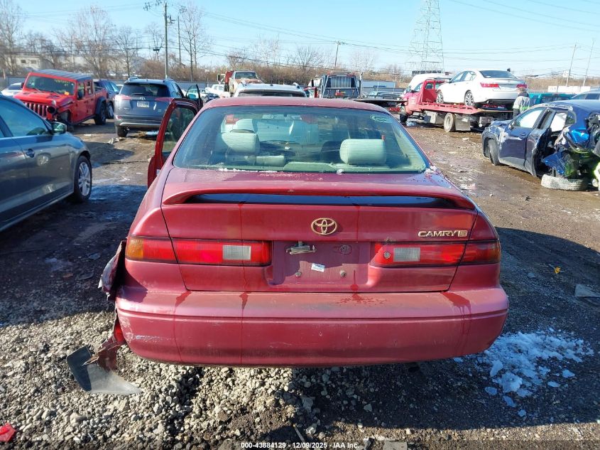 1998 Toyota Camry Le VIN: 4T1BG22K2WU842771 Lot: 43884129
