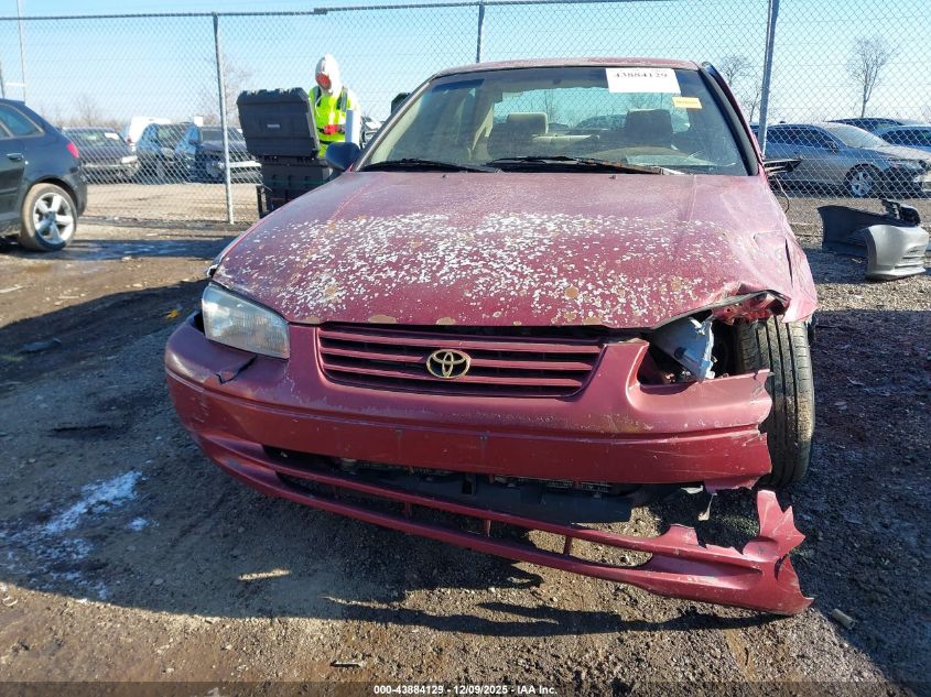 1998 Toyota Camry Le VIN: 4T1BG22K2WU842771 Lot: 43884129