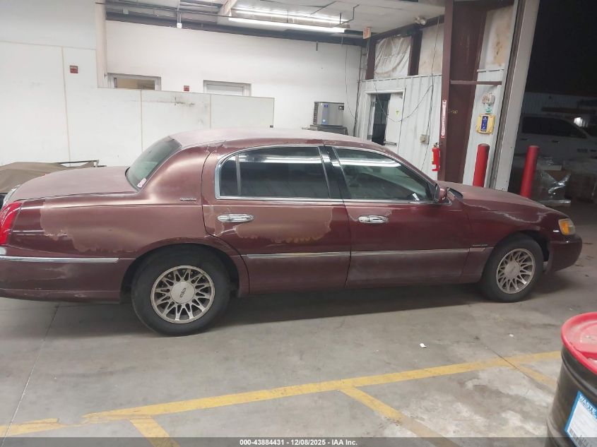2001 Lincoln Town Car Signature VIN: 1LNHM82W51Y710906 Lot: 43884431
