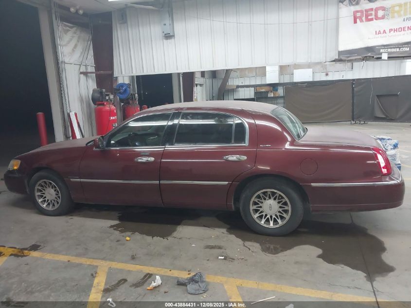 2001 Lincoln Town Car Signature VIN: 1LNHM82W51Y710906 Lot: 43884431