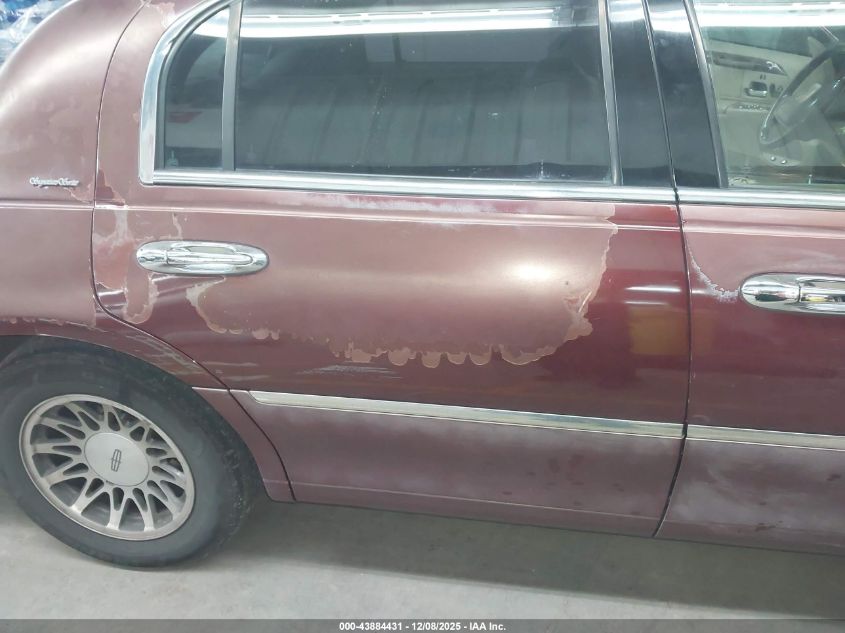 2001 Lincoln Town Car Signature VIN: 1LNHM82W51Y710906 Lot: 43884431