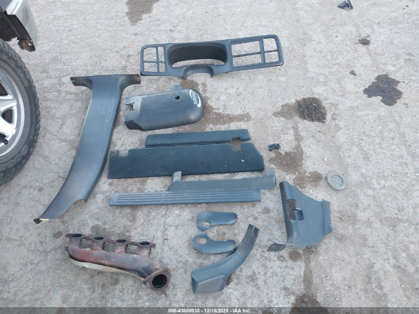 2001 Chevrolet Tahoe Ls VIN: 1GNEC13T81R199182 Lot: 43885930