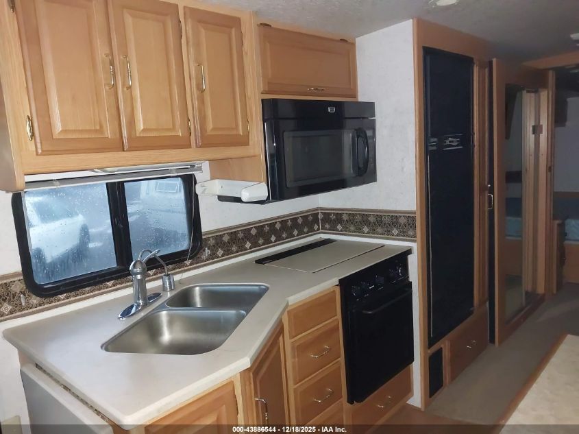 2000 Ford F550 Super Duty Stripped Chass VIN: 1FCNF53S7Y0A11815 Lot: 43886544