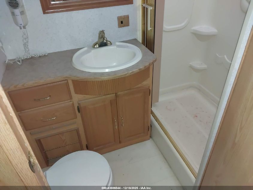 2000 Ford F550 Super Duty Stripped Chass VIN: 1FCNF53S7Y0A11815 Lot: 43886544