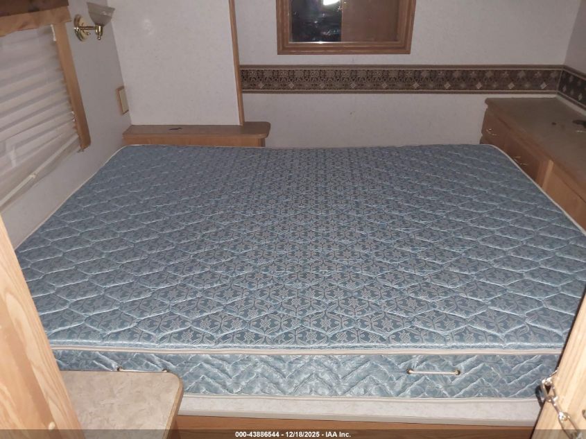 2000 Ford F550 Super Duty Stripped Chass VIN: 1FCNF53S7Y0A11815 Lot: 43886544