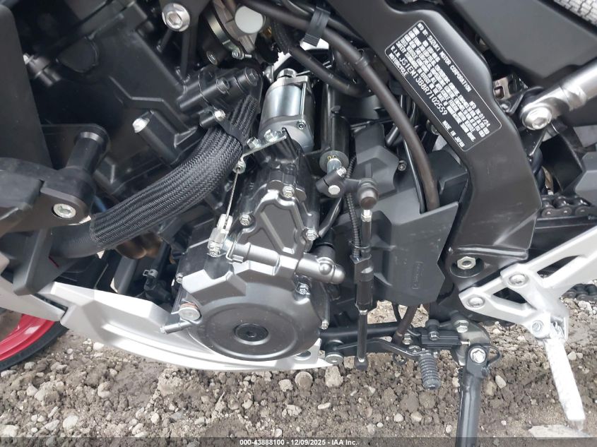 2024 Suzuki Gsx800 F VIN: JS1EM13B8R7102559 Lot: 43888100