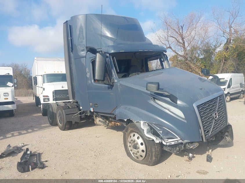 4V4NC9UG3NN317682 2022 Volvo Vnl auction photo 1