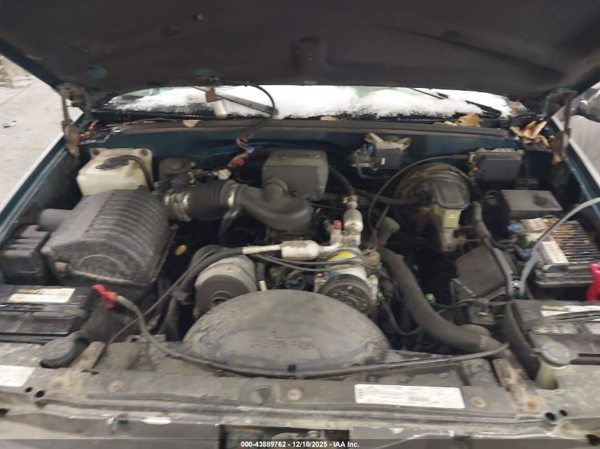 1998 Chevrolet Suburban 1500 VIN: 1GNFK16RXWJ300994 Lot: 43889762