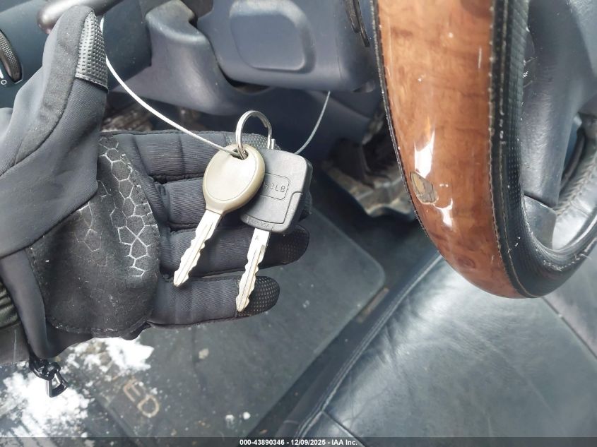 2002 Chrysler Town & Country Limited VIN: 2C8GT64LX2R597131 Lot: 43890346