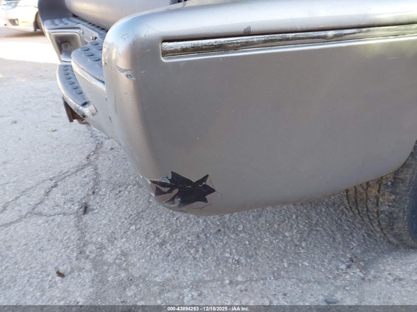 1999 GMC Envoy VIN: 1GKDT13W0X2952675 Lot: 43894253