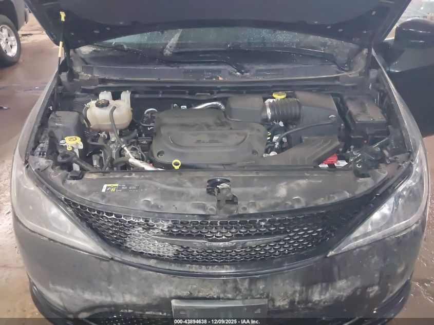 2019 Chrysler Pacifica Touring Plus VIN: 2C4RC1FG2KR638588 Lot: 43894638