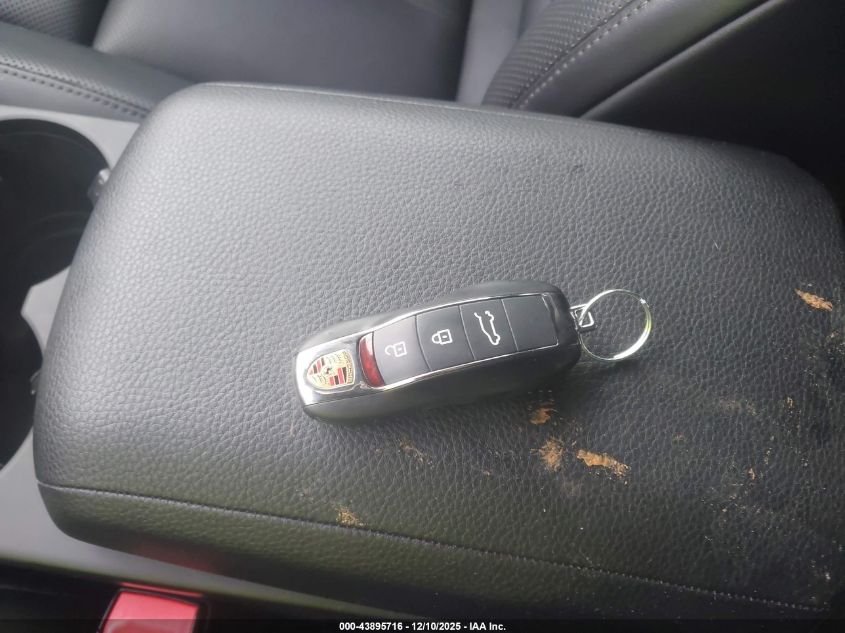 2024 Porsche Macan T VIN: WP1AA2A58RLB15978 Lot: 43895716