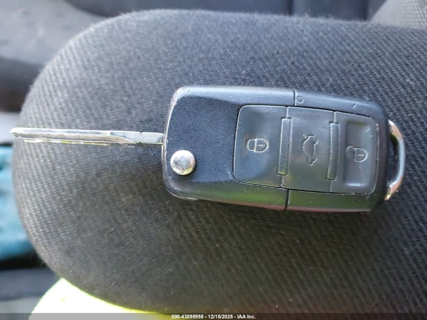 2001 Volkswagen New Beetle Gls VIN: 3VWCK21C71M445472 Lot: 43895958