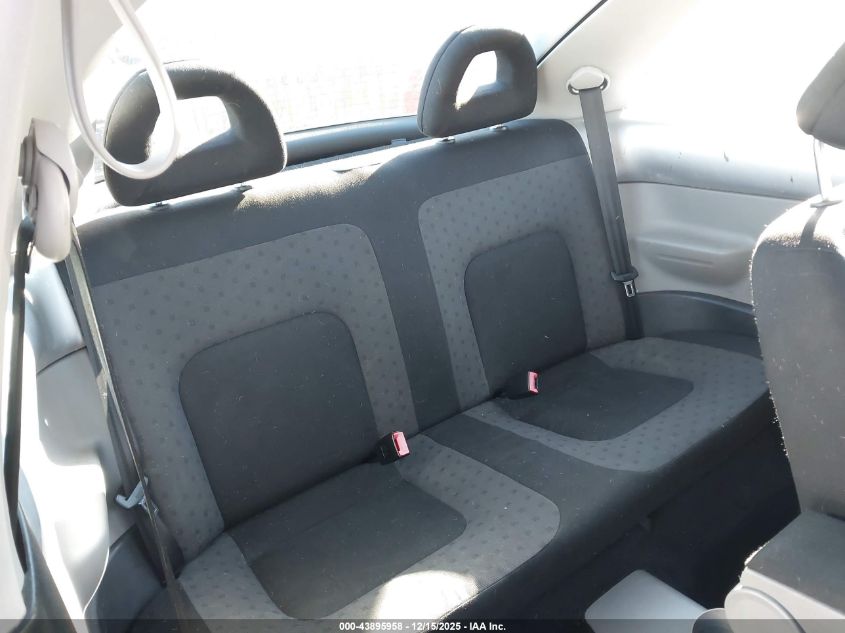 2001 Volkswagen New Beetle Gls VIN: 3VWCK21C71M445472 Lot: 43895958