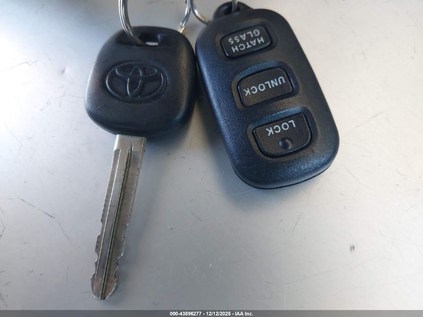 2006 Toyota Matrix VIN: 2T1KR32E26C585641 Lot: 43896277