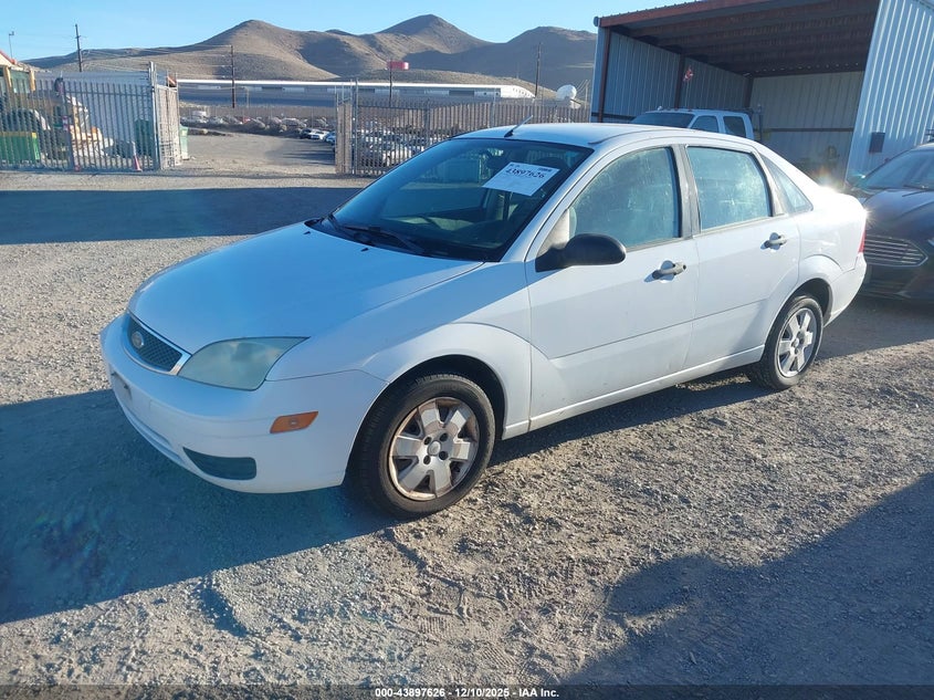 1FAHP34NX6W257586 2006 FORD FOCUS photo no. 2