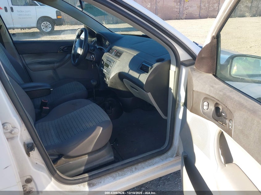 1FAHP34NX6W257586 2006 FORD FOCUS photo no. 5