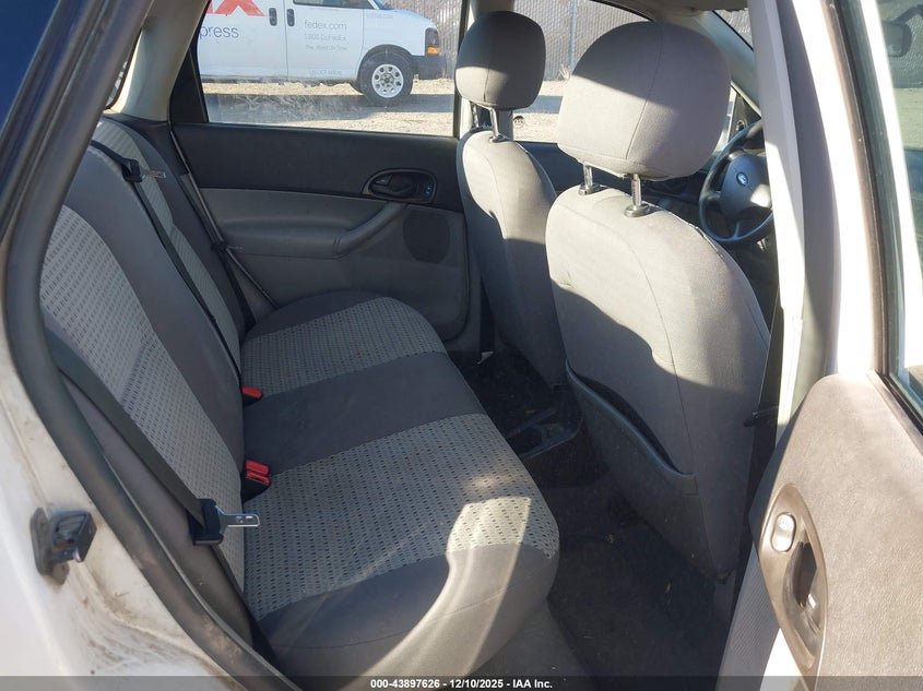 1FAHP34NX6W257586 2006 FORD FOCUS photo no. 8
