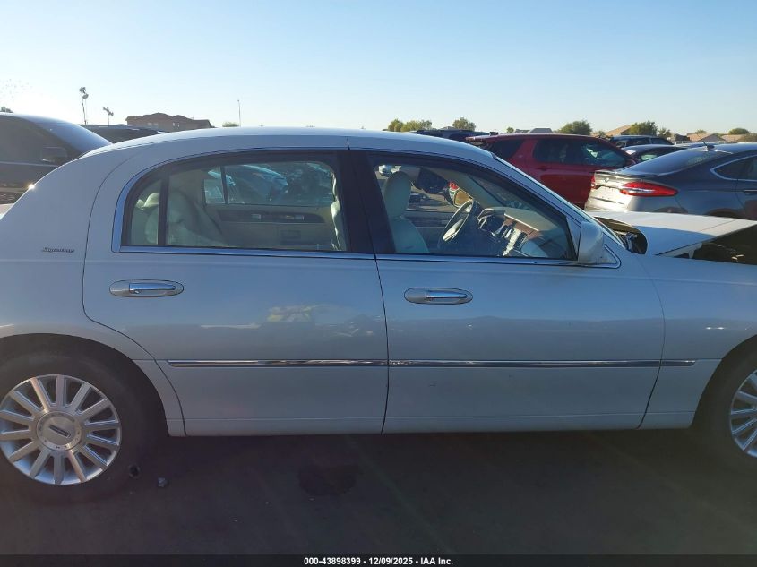 2004 Lincoln Town Car Signature VIN: 1LNHM81W54Y685415 Lot: 43898399