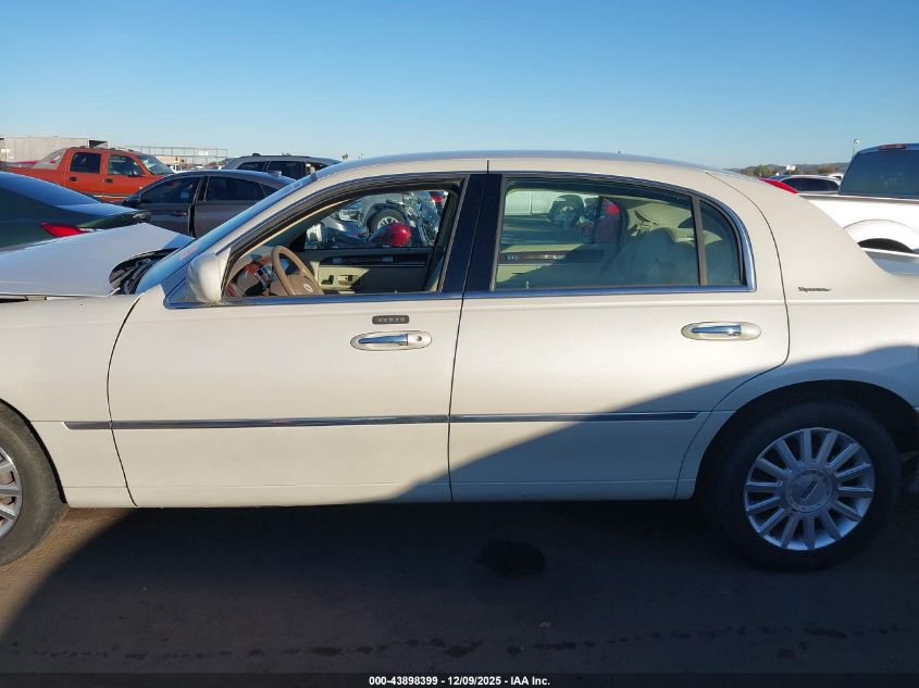 2004 Lincoln Town Car Signature VIN: 1LNHM81W54Y685415 Lot: 43898399