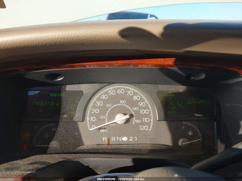 2004 Lincoln Town Car Signature VIN: 1LNHM81W54Y685415 Lot: 43898399