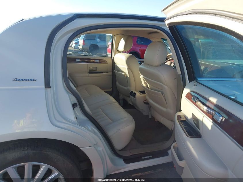 2004 Lincoln Town Car Signature VIN: 1LNHM81W54Y685415 Lot: 43898399