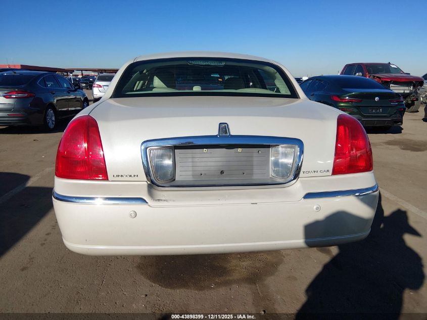 2004 Lincoln Town Car Signature VIN: 1LNHM81W54Y685415 Lot: 43898399