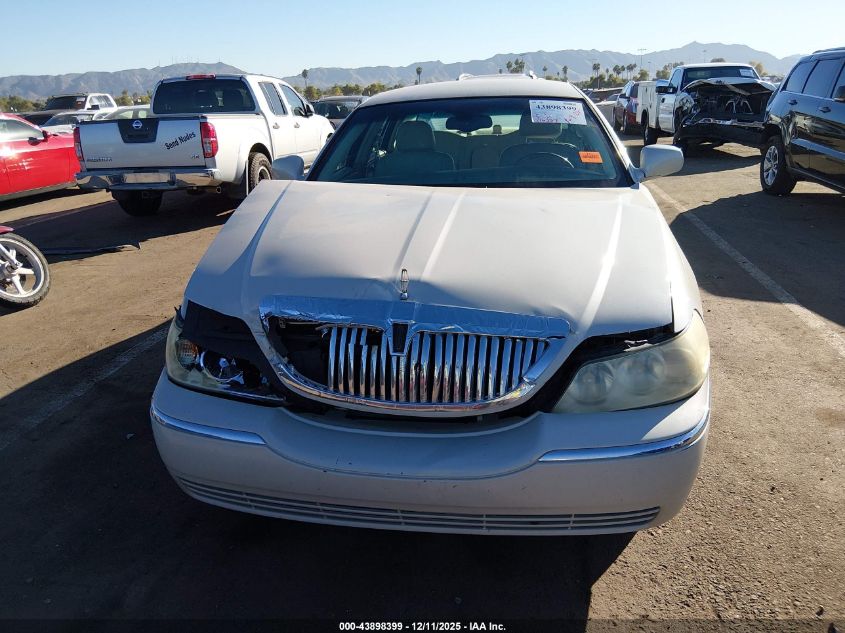 2004 Lincoln Town Car Signature VIN: 1LNHM81W54Y685415 Lot: 43898399