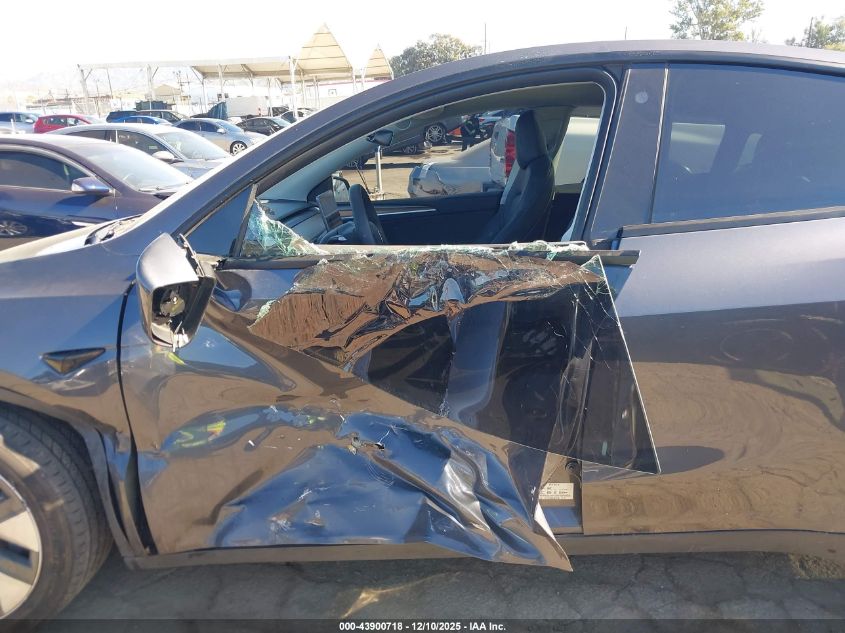 2022 Tesla Model Y Long Range Dual Motor All-Wheel Drive VIN: 7SAYGDEE4NF561954 Lot: 43900718