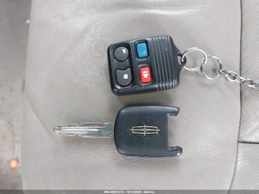 2008 Lincoln Town Car Signature Limited VIN: 2LNHM82V18X636742 Lot: 43901374