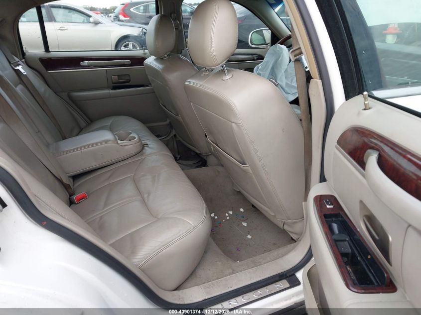 2008 Lincoln Town Car Signature Limited VIN: 2LNHM82V18X636742 Lot: 43901374